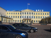 Lippu liehui reippaassa tuulessa presidentinlinnan katolla, kun noin 50 Ruotsissa asuvaa sotaveteraania ja heidän läheistänsä vieraili 24.3. presidentinlinnassa. Olin tavannut runsas viikko sitten eräitä heistä ruotsalaisten vapaaehtoisten 75-vuotisjuhlassa Tukholmassa ja he pyysivät minut mukaansa linnaan. Minähän lähdin ja otin tietysti kameran mukaani.