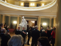 Veteraanijoukko kokoontumassa linnan odotustiloihin, atriumiin,