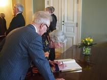 Nimet kirjoitettiin linnan vieraskirjaan.