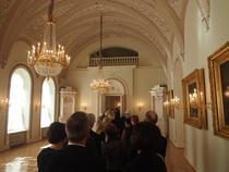 Tässä olemme kulkemassa kohti peilisalia, jonka ovella Tasavallan presidentti Sauli Niinistö tervehti kädestä kaikkia vierailijoita.