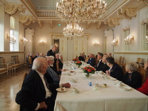 Pääpöytään, presidentin pöytään, istutettiin kaikki sotaveteraanit. Presidentti piti lyhyen tervehdyspuheen, jossa hän toivotti vieraat tervetulleiksi linnaan. Kahvin juonnin jälkeen Ruotsin piirin kunniapuheenjohtaja Heikki Lirberg kiitti presidenttiä vastaanotosta. 