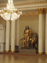 Walter Runebergin Lex-patsas Valtiosalissa on kopio Senaatintorilla olevasta keisari Aleksanteri II:n patsaan alaosassa olevasta Lex-patsaasta. 