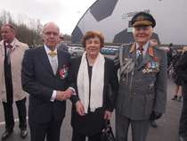 Kaarina Peltola kenraalien välissä 