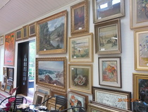 lattiasta kattoon ja yläkerran parvella on vielä lisää.