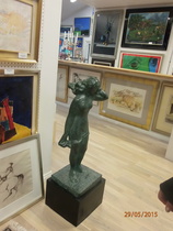 Taulujen lisäksi myytävänä on myös patsaita. Tässä on Wäinö Aaltosen Suomen neito