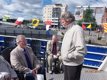 Matkustimme laivan yläkannella kirkkaassa auringonpaisteessa.