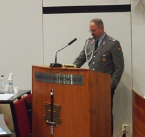 Saksan Suomen ja Viron sotilasasiamies yleisesikuntaeverstiluutnantti Konstantin Bellini valotti Saksan asevoimien tilaa. 