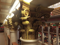 Kirjaston rakenteiden ja katon tukena ovat lukuisat korinttilaiset pylväät.