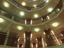 Rotundan,lainaussalin ala-aulan näkymä ylös kerroksiin, jotka ovat täynnä kirjahyllyjä aina kuudenteen kerrokseen asti.