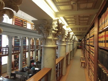 Eteläsalin pylväät eivät ole aivan yhtä hienoja kuin Kupolisalin.