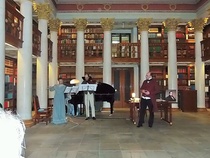 Konserttitapahtumassa esiintyivät Erica Nygård huilu, Torsten Tiebout alttoviulu, Marja Rumpunen piano ja näyttelijä Kristoffer Möller, joka esitti Engelin ystävää Carl Herrlichiä ja luki Engelin hänelle ja vanhemmilleen lähettämiä kirjeitä.   