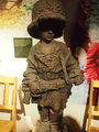 Kansannousun lapsisotilaan patsas museossa.