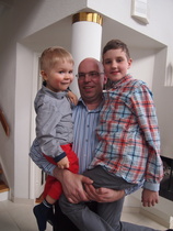 Pojat Karin sylissä