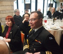 Juhlayleisö seurasi tiiviisti puheita. Etualalla on komentaja Jussi Voutilainen.