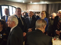 joka laulettiin seisten.