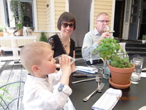 Viktor, 5 v on tottunut ravintolassa kävijä.