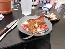 Tällaisella liha- ja leipälautasella aloitettiin.