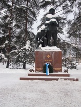 Jo aamulla aikaisin oli laskettu seppele Kaatuneitten upseerien patsaalle.