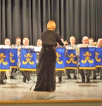 Maanpuolustuspäivä aloitettiin Rakuunasoittokunnan musiikkiesityksillä. Soittokuntaa johti musiikkikapteeni Aino Koskela tällä kertaa siviiliasussa.