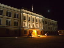 RUK:n päärakennus iltavalaistuksessa.