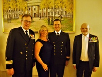 Lopuksi on kuva paikalla olevista hakkapeliitoista ja pääpöydän ladysta Hugo Backmanssonin taulun alla.