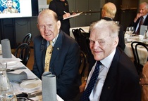 Lounaskokouksen hymyileviä jäseniä