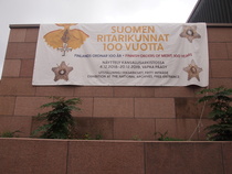 Kunniamerkkinäyttelystä kertova "lakana".