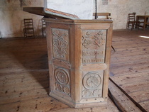 Tämä vanhempi, saarnastuoli on vuodelta 1550. Se on  Suomen vanhin säilynyt saarnastuoli. Tuolin on lahjoittanut Tyrvännön Lepaan kartanon omistaja Björn Classon Lejon ja hänen vaimonsa Katharina Jöransdotter. Saarnastuolissa on Lejon- ja Stiernsköldin sukuvaakunat ja lahjoittajien nimikirjaimet ja lahjoitusvuosi