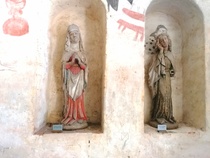 Kirkon asehuoneessa on esillä Neitsyt Maria ja Pyhä Johannes