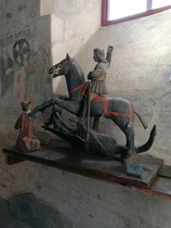 Pyhä Yrjänä ja lohikäärme - puuveistos löytyy myös kirkosta.