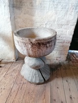 Kastemalja on suuri. Korkeus on 101 senttimetriä ja maljan halkaisija 77 senttimetriä.