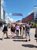 Siirryimme auringonpaisteessa ja ihmispaljoudessa Tattoo-areenalle.