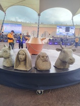 Tattooseen oli liitetty myös kalevalaista kulttuuria, Sammon taontaa. Tässä on lavasteita näytökseen.