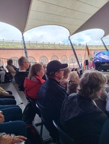 Matkan johtaja Timo Elolähde istuu 9. penkkirivin päässä.