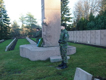 Kunniavartiossa ristin juurella