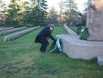 Komentaja Matti Ketola laskemassa havuseppelettä.