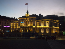 Tampereen juhlavalaistu raatihuone odotteli illan pimentyessä clasulaisia.