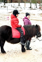 Viktor lähdössä poniratsastukselle Sipoon tallilla