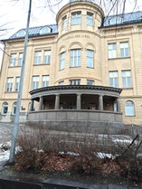 Tässä kuvassa on kouluni, Tampereen Klassillisen lyseon vanhan osan sisäänkäynti.    