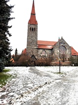 Koulun vieressä, pienellä mäellä seisoo Tampereen Tuomiokirkko. Kerrotaan, että samat rakennusmiehet osallistuivat sekä kirkon että koulun rakentamiseen 1900-luvun alkupuolella.