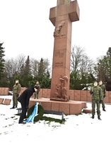 laski kaikkien järjestöjen yhteisen seppeleen Kalevankankaan sankarivainajien ristille.