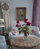 56. hääpäivän ruusut Tohlopin olohuoneessa