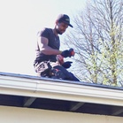 Asennutimme toukokuussa uuden vesikourun Tohloppiin. Ahmed asentamassa kourua rivitalomme katolla.