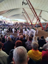 Marssinäytös päättyi mahtavaan kaikkien soittokuntien yhteisesiintymiseen ja ulosmarssiin.