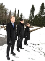 Järjestöjen lippuja ei haudalla ollut, jota ihmettelin, vaikka useat paikallisjärjestöjen ja liittojen lippujen kantajat kokoontuivat lippuineen hautausmaan pääportin edustalle ja marssivat sieltä juhlapaikalle Hotelli Torniin eikä Kalevankankaan sankarihaudalle.