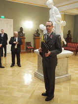 presidentin kolmas adjutantti majuri Pasi Seppälä. Taustalla on Walter Runebergin veistos Psykhe ja satyyrit.