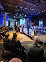 Juhlassa palkittiin Maanpuolustusmitalilla miekkojen kera pitkään vapaaehtoisessa maanpuolustustyössä uurastaneita naisia ja miehiä.