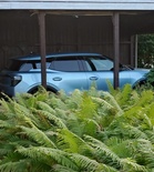 Ford Explorer saniaisten suojassa katoksessaan