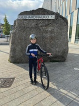 Viktor ja uusi pyörä Gebhardinaukiolla Helsingissä syksyllä 2024