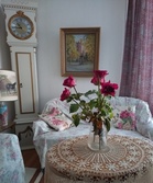 56. hääpäivän ruusut Tohlopin olohuoneessa